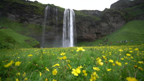 Magischer-Wasserfall-Seljalandsfoss-In-Island.
