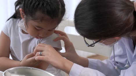 Schulmädchen-Besucht-Einen-Erfahrenen-Arzt-Im-Krankenhaus-Zur-Impfung