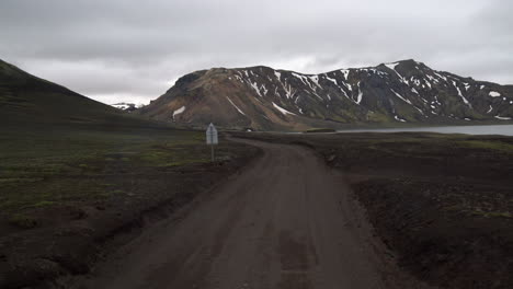 Vehículo-Todoterreno-Conduzca-Por-Un-Camino-De-Tierra-Hasta-Landmanalaugar-En-Las-Tierras-Altas-De-Islandia.