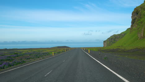 FPV-Eines-Autofahrers,-Der-Auf-Einer-Landstraße-Im-Süden-Islands-Fährt.