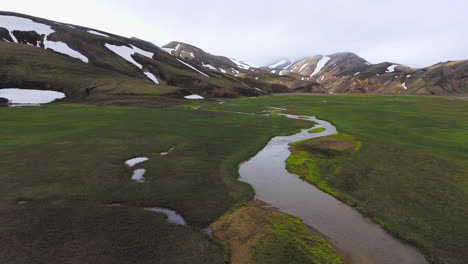 Drohnen-Luftaufnahmen-Der-Landmannalaugar-Landschaft-Im-Isländischen-Hochland.