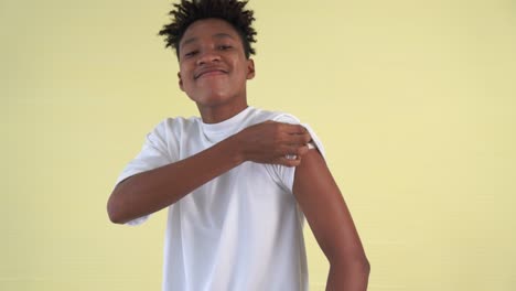 Afroamerikanischer-Teenager-Zeigt-Fröhlich-Den-Covid-19-Impfstoffverband