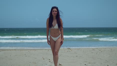 Chica-Sexy-En-Bikini-Se-Encuentra-En-Una-Playa-De-Arena-Blanca-En-El-Caribe