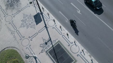 Kunstverzierte-Bürgersteig-Drohne,-Draufsicht-Und-Bewegung-Nach-Oben,-Die-Den-Gesamten-Bürgersteig-Und-Die-Hauptstraße-Freigibt