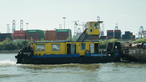 Pushing-boat-or-tug-boat-in-hamburgx