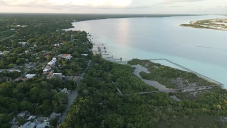 Antenne-Der-Lagune-7-Farben-In-Bacalar-Mexiko-Quintana-Roo-Reiseziel-Resort-Strandstadt