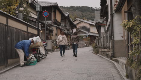 Vida-Del-Local-En-Una-Calle-Desierta-Y-Vacía-Del-Histórico-Distrito-De-Higashiyama-En-Kyoto,-Japón,-Durante-La-Pandemia-De-Covid-19