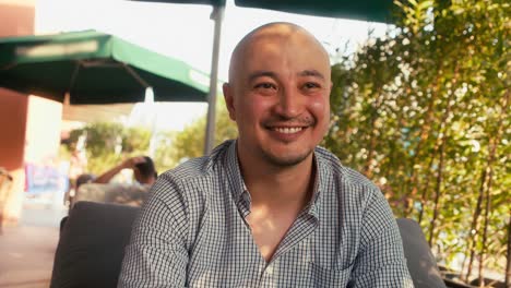 Retrato-De-Un-Apuesto-Hombre-Asiático-Sonriente-En-El-Café