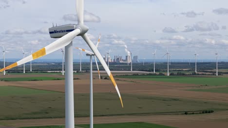 Windpark-Mit-Turbinen-Und-Kernkraftwerk-Lausward-In-Der-Ferne