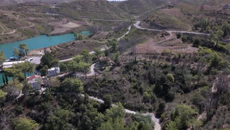 Luftaufnahme-Des-Grünen-Sees,-Des-Taurusgebirges-In-Der-Türkei-über-Häusern-Und-Siedlungen