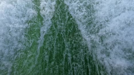 Nahaufnahme-Der-Wasserspur-Hinter-Einem-Schnell-Fahrenden-Motorboot-An-Einem-Tag-Mit-Klarem-Himmel,-Blaues-Meer,-Wasseroberfläche