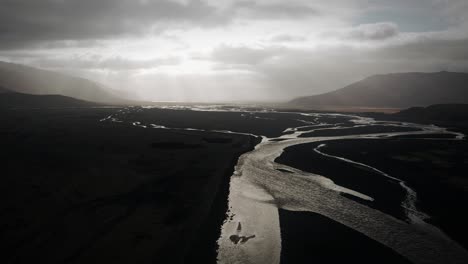 Filmische-Luftaufnahme-Des-Thor-Tals,-Gletscherflüsse,-Die-Durch-Die-Schwarze-Vulkanische-Überschwemmungsebene-Fließen,-Thorsmörk,-Dramatische,-Stimmungsvolle-Landschaft-Island