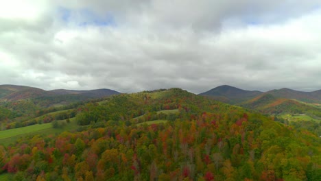 Große-Bauschige-Wolken-über-Wunderschön-Gefärbten-Herbstbäumen-In-Den-Bergen-Von-North-Carolina