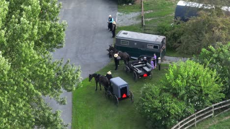 Amish-people-with-horses-and-buggys-at-gathering