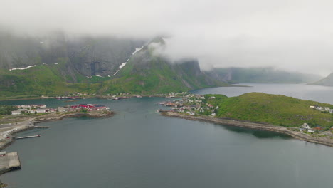 Neblige-Wolken-Bedecken-Im-Sommer-Grüne-Bergklippen-über-Den-Reinen-Lofoten-Norwegen