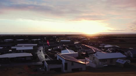 Schöne-Stadt-Hvolsvöllur,-Island-Luftaufnahme-Während-Des-Goldenen-Sonnenuntergangs