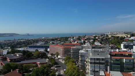 Ein-Panoramablick-Auf-Den-Fluss-Tejo-Und-Die-Stadt-Lissabon-In-Großer-Höhe,-Der-Die-Wohn--Und-Geschäftsgebäude-Sowie-Die-Stadtlandschaft-Zeigt