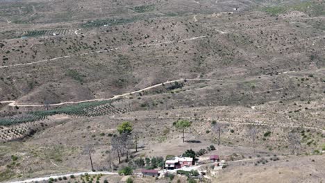 Vista-De-Pájaro-Sobre-Caminos-Sinuosos-A-Través-De-Las-Montañas-Rurales-De-Tauro,-Turquía