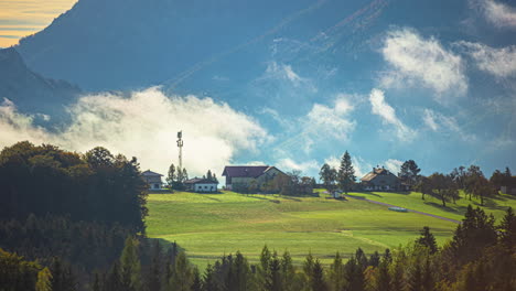 El-Movimiento-De-Las-Nubes-Matutinas-Sobre-Las-Casas-En-Los-Alpes-Austriacos.