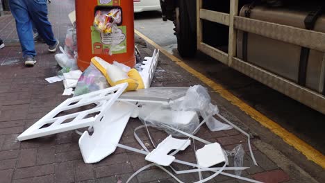 Einwohner-Hongkongs-Gehen-An-Menschlichen-Abfällen-Vorbei,-Die-Auf-Dem-Straßenbelag-Abgeladen-Sind