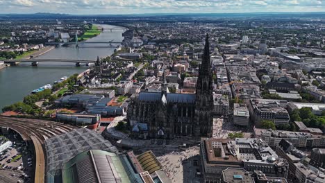 Historic-Roman-Catholic-cathedral-church,-located-in-Cologne-city