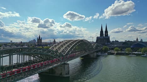 Imposante-Hohenzollernbrücke-Und-Benachbarte-Hohenzollernbrücke.-Antenne