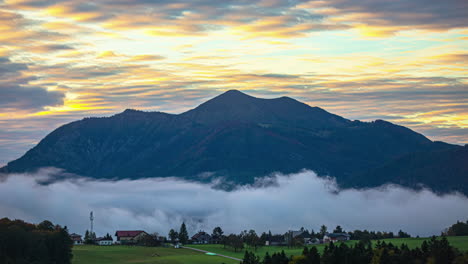 La-Niebla-Que-Se-Forma-Por-La-Mañana-Alrededor-De-Las-Montañas-Cerca-Del-Attersee-Austriaco