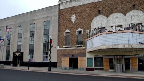 Teatro-Estatal-Abandonado-En-Anderson,-Indiana,-Con-Vídeo-Panorámico-De-Izquierda-A-Derecha-En-Cámara-Lenta.