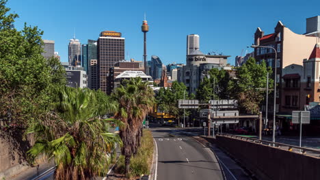 Traffic-driving-through-Kings-Cross,-suburb-of-Sydney,-Australia,-timelapse