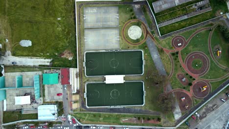 Panoramablick-Von-Oben-Auf-Die-Gestaltung-Eines-Freizeitparks-Mit-Basketball--Und-Kleinfeldfußballplätzen-Sowie-Übungsschaukeln-In-Einer-Kleinstadt
