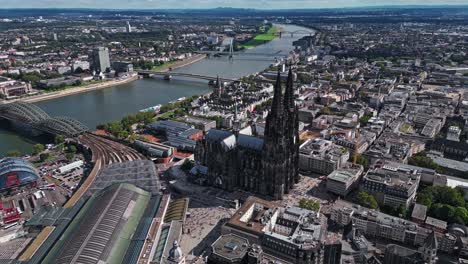Wide-angle-view-of-Cologne-Cathedral,-the-Rhine-and-surrounding-city