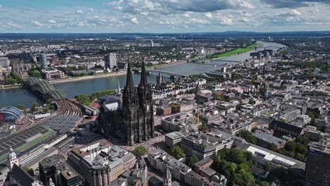 Dominating-the-cityscape-of-Cologne,-tallest-twin-spired-church-in-the-world