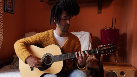 Un-Hombre-Encantador-Practicando-Un-Solo-De-Guitarra-En-Casa