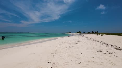 Friedlicher,-Einsamer-Tropischer-Strand,-Fußspuren-Auf-Weißem-Sand-Und-Azurblaues-Karibisches-Meerwasser