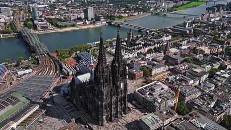 Near-the-River-Rhine,-the-dominant-Cologne-Cathedral-looks-over-the-city