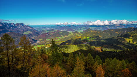 Zeitraffer-Von-Wolkenschatten,-Die-Sich-über-Herbstlaub-Im-Deutschen-Hochland-Bewegen