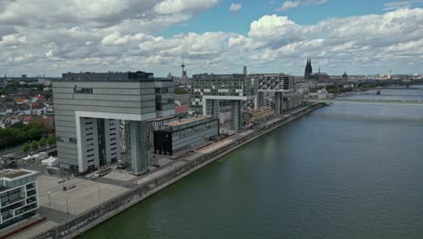 Kölner-Rheinauhafengebäude-Oder-Allgemein-Bekannt-Als-Kranhäuser,-Luftaufnahme