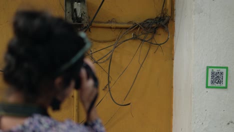 Unerkennbare-Indische-Frau,-Die-Momente-Mit-Einer-DSLR-Kamera-Festhält