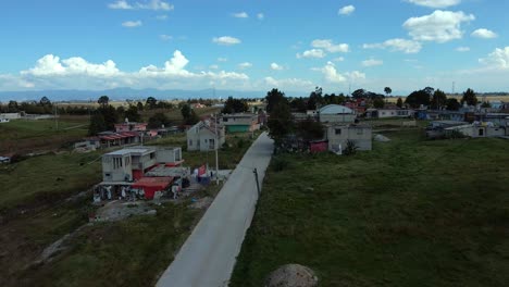 Vista-Panorámica-De-Casas-Rurales-De-Ladrillo-En-Almoloya-En-El-Estado-De-México-Con-Amplio-Terreno-Para-Plantar
