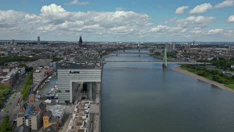 Die-Deutsche-Stadt-Köln-Ist-Ein-Kulturelles-Zentrum-Mit-Hochgotischer-Architektur