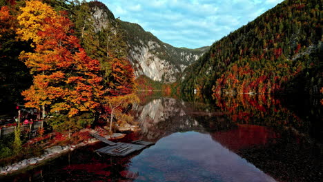 Reflejos-Reflejados-De-Bosques-Y-Montañas-Otoñales-En-El-Tranquilo-Lago-Toplitz-En-Austria