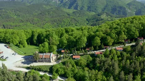 Luftaufnahme-Von-Krastova-Gora,-Dem-Größten-Christlichen-Zentrum-In-Bulgarien,-An-Einem-Sonnigen-Tag