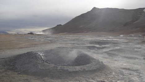 Dampf-Kommt-Aus-Kleinen-Geothermischen-Quellen-In-Der-Vulkanlandschaft,-Island