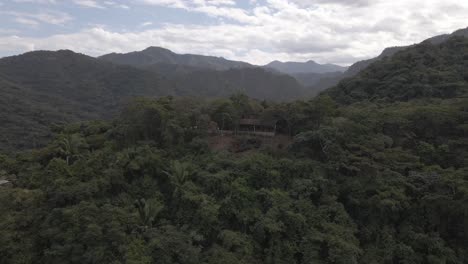 Ein-Ruhiger-Drohnenauszug-Enthüllt-Eine-Gemütliche-Hütte-Inmitten-Der-Ruhigen-Sierra-Madre-Bergkette-In-Jalisco,-Mexiko