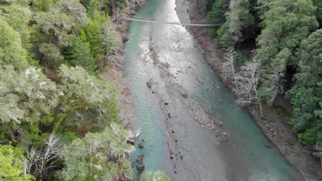Luftschwenk-Entlang-Des-Blue-River-Und-Der-Hängebrücke-In-Den-Redwoods-Nordkaliforniens,-USA