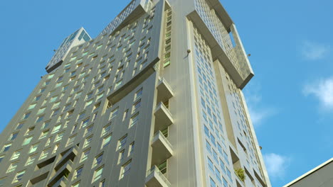 Edificio-Alto-Con-Diseño-Geométrico-Contra-El-Cielo-Azul