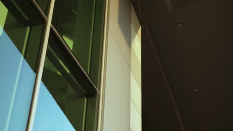 Architekturdetail-Eines-Modernen-Gebäudes-Mit-Reflektierenden-Fenstern-Und-Eckigen-Strukturen