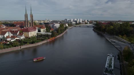 Oder-River-in-the-city-of-Wroclaw,-Poland