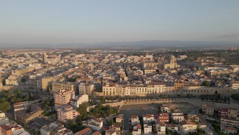Ein-Fesselnder-Drohnenanflug-Auf-Die-Kathedrale-Von-Tarragona-In-Spanien