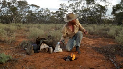 Ein-Australischer-Buschmann-Kocht-Seinen-Billy-Pot-Auf-Einem-Feuer-Im-Outback